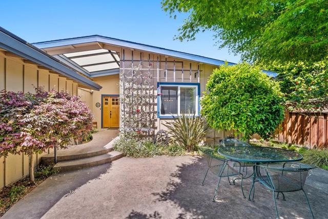 208 Valencia Avenue, Aptos CA: https://media.crmls.org/mediaz/0543d6ba-3fe1-4d67-88d9-8e049decffed.jpg