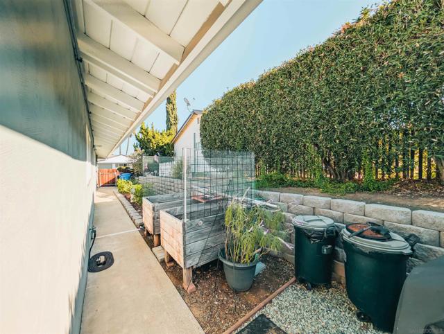 16482 Roca Dr, San Diego CA: https://media.crmls.org/mediaz/0544b73b-535d-4650-b515-9676525a1e75.jpg