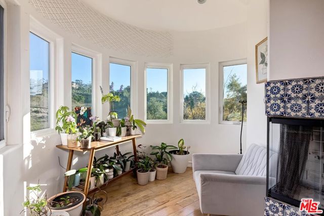10827 Pacific View Drive, Malibu CA: https://media.crmls.org/mediaz/054559b3-8fb3-4e57-9650-edf78cc64ad9.jpg