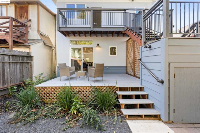 712 39Th St, Oakland CA: https://media.crmls.org/mediaz/0545b682-3d6e-4509-bbb6-9c63e6d525e2.jpg