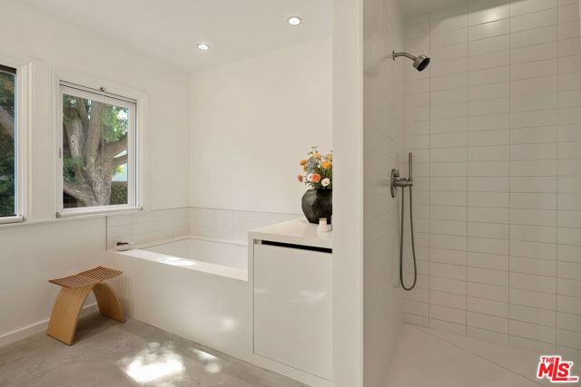 440 19th Street, Santa Monica CA: https://media.crmls.org/mediaz/054768b8-7c7f-4bd8-be6d-a757e1e25e7b.jpg