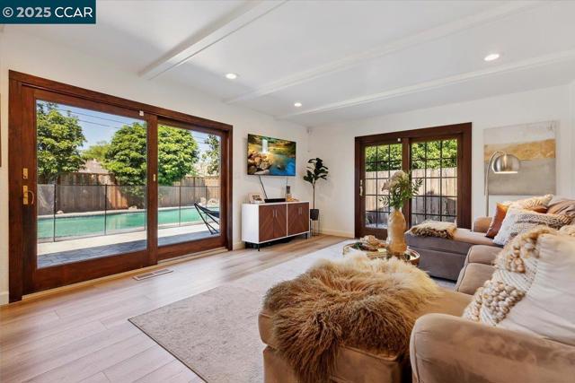 5179 Paul Scarlet Dr, Concord CA: https://media.crmls.org/mediaz/0547a369-9d99-4262-aaf3-007c55f7b271.jpg