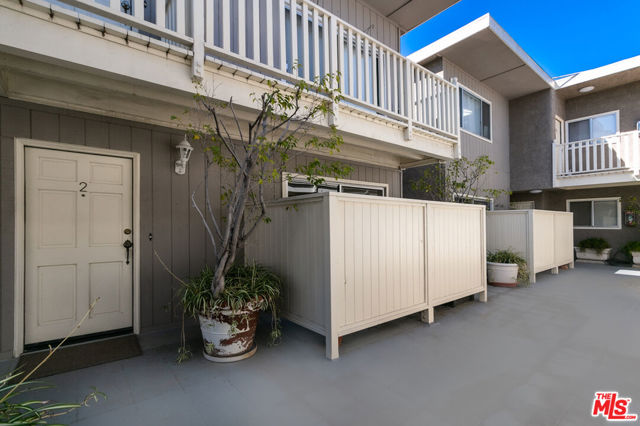 4859 Coldwater Canyon Avenue, Sherman Oaks CA: https://media.crmls.org/mediaz/054862f5-3585-498a-83d3-67964d601539.jpg