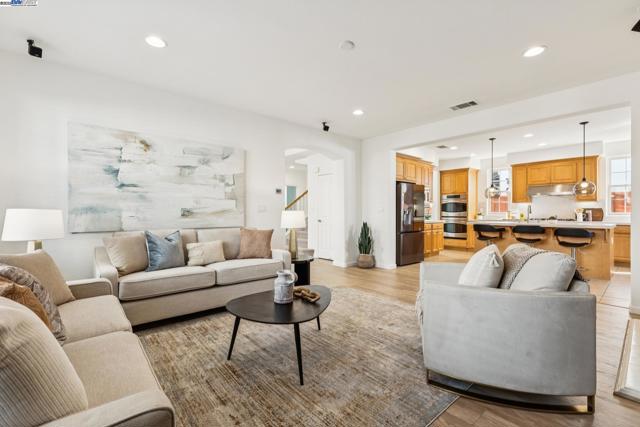 5 Cornelius Sq, Alameda CA: https://media.crmls.org/mediaz/0548c0eb-9a24-445e-b68f-283ab05d495d.jpg