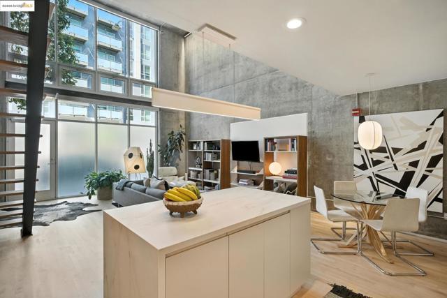 311 Oak St, Oakland CA: https://media.crmls.org/mediaz/0549c1e1-08d1-409c-a7dd-b980dea39643.jpg