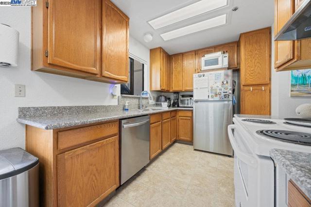 21000 Ocean View Dr, Hayward CA: https://media.crmls.org/mediaz/054a8f2e-185c-48f7-88bf-1d98c3be6ea7.jpg