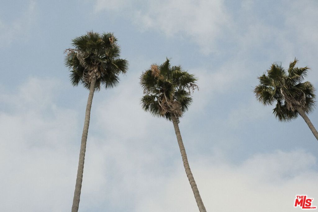 https://media.crmls.org/mediaz/054a9e0e-1300-4046-a170-ee2440bb93c7.jpg?preset=X-Large