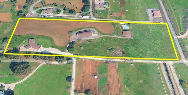 17910 Bluegrass Road, Ramona CA: https://media.crmls.org/mediaz/054a9efd-bc7c-4967-bb24-0f031086e3e6.jpg