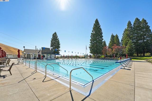 108 Kingswood Cir, Danville CA: https://media.crmls.org/mediaz/054b777e-e621-48fb-81a6-c60a92fd626c.jpg
