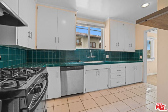 833 15th Street, Santa Monica CA: https://media.crmls.org/mediaz/054bba58-761e-450e-b602-a3d325b8e1dd.jpg