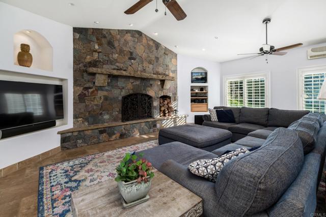 35715 Calle Nopal, Temecula CA: https://media.crmls.org/mediaz/054c967c-001b-4ffd-8663-a8beacd4c6fa.jpg