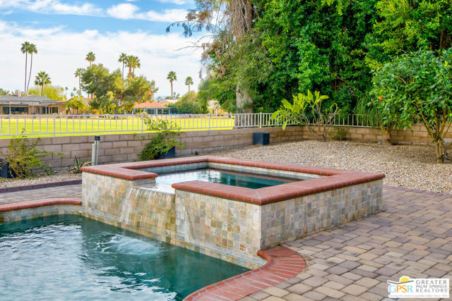 2002 S Bobolink Lane, Palm Springs CA: https://media.crmls.org/mediaz/054d8f1d-8974-473f-b782-107a88778393.jpg