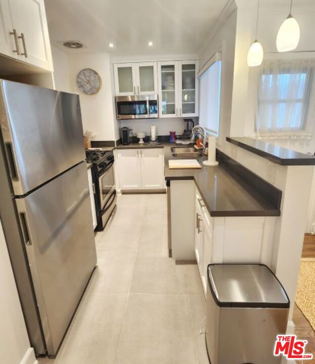 130 132 D San Vicente Boulevard, Santa Monica CA: https://media.crmls.org/mediaz/054dc202-6f8a-451e-a3c3-2ede809405c3.jpg