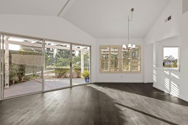 1349 Via Firenze, San Marcos CA: https://media.crmls.org/mediaz/054dec96-a8fe-4a4e-88c7-c2a90f4bb62d.jpg