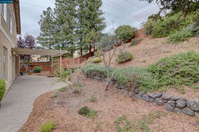 5171 Keller Ridge Dr, Clayton CA: https://media.crmls.org/mediaz/054edb6e-b0b4-47ab-9f49-5435a8b27e0e.jpg