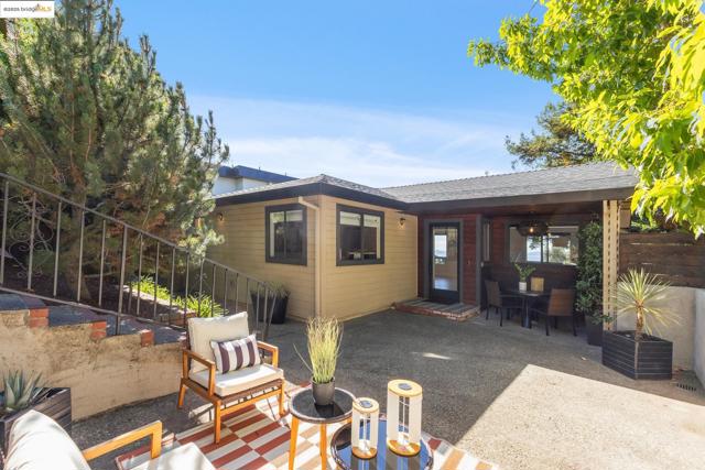 17032 Broadway Ter, Oakland CA: https://media.crmls.org/mediaz/05500c55-a06e-4aaa-a4bd-0eb534c9720f.jpg