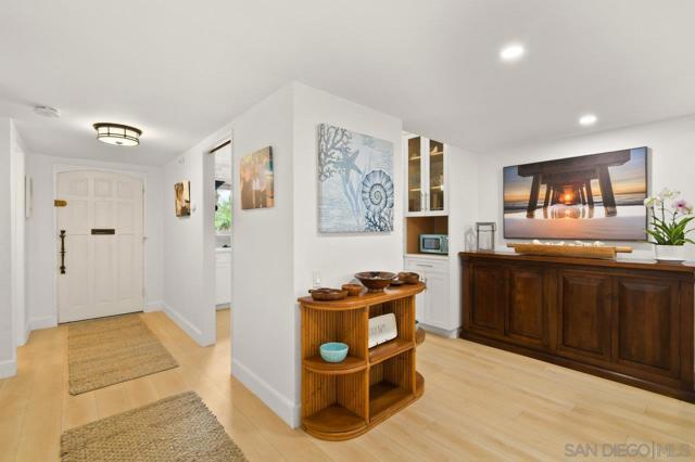 4116 Loma Riviera Ln, San Diego CA: https://media.crmls.org/mediaz/0550c666-7958-408f-866c-ab64d24a9b48.jpg