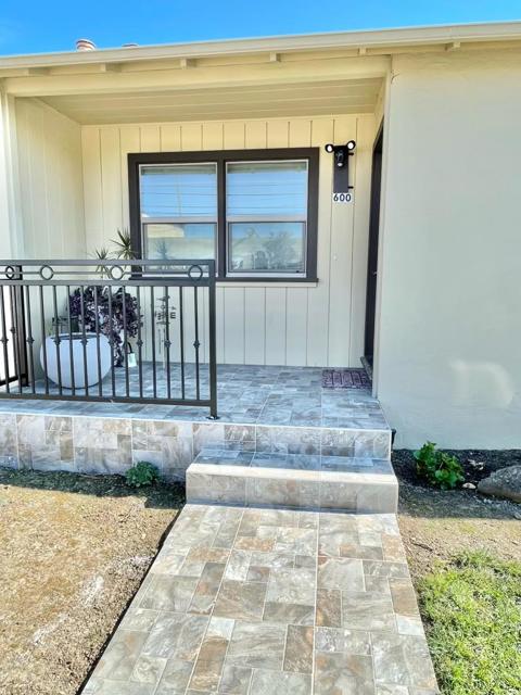 600 7th Avenue, San Mateo CA: https://media.crmls.org/mediaz/0550d510-4045-4dd9-b39d-86cdab05b1a4.jpg