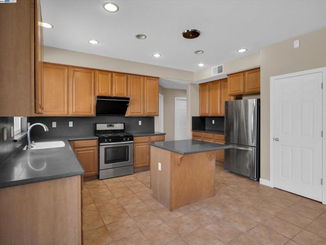 1413 Angus St, Patterson CA: https://media.crmls.org/mediaz/05514b68-6d1e-420f-b54a-217489627227.jpg