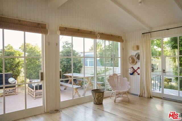 212 Paradise Cove Road, Malibu CA: https://media.crmls.org/mediaz/05517724-b257-4ac7-84b4-854786487dc0.jpg
