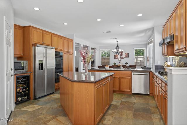 6573 Pinnacle Court, Moorpark CA: https://media.crmls.org/mediaz/05523a9d-3633-4cda-95a3-690b98c9a565.jpg