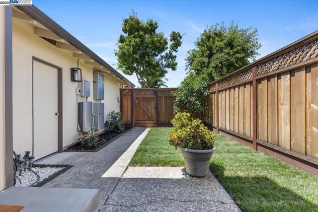 8351 Mulberry Pl, Dublin CA: https://media.crmls.org/mediaz/05530dcb-34a1-453e-b0d5-032f09affd63.jpg