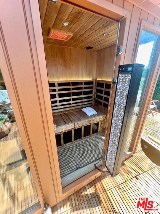 2515 Lincoln Boulevard, Venice CA: https://media.crmls.org/mediaz/0553fdad-4f5c-423e-b337-ecf8a67405c1.jpg
