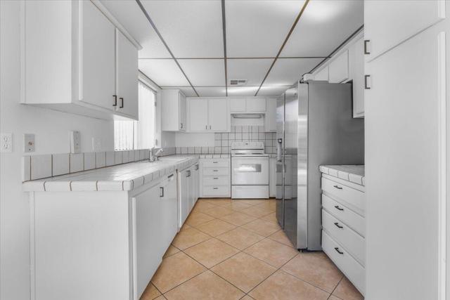74577 Azurite Circle E, Palm Desert CA: https://media.crmls.org/mediaz/05549168-f83a-43e7-a93c-23bd016427e8.jpg