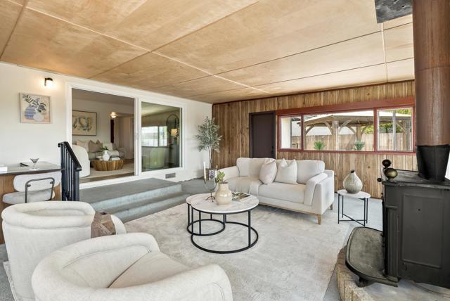 2122 March Pl, San Diego CA: https://media.crmls.org/mediaz/0554df64-3556-4a61-9f9e-916305d63048.jpg