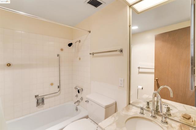 2550 Dana St, Berkeley CA: https://media.crmls.org/mediaz/05560445-c71c-4add-a75c-25be597f58b9.jpg