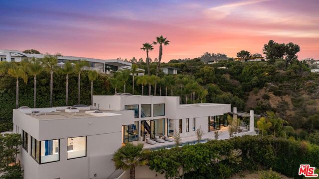 9405 Sierra Mar Place, Los Angeles CA: https://media.crmls.org/mediaz/05560cfa-06fc-4f94-9aa4-ea0cd0926670.jpg