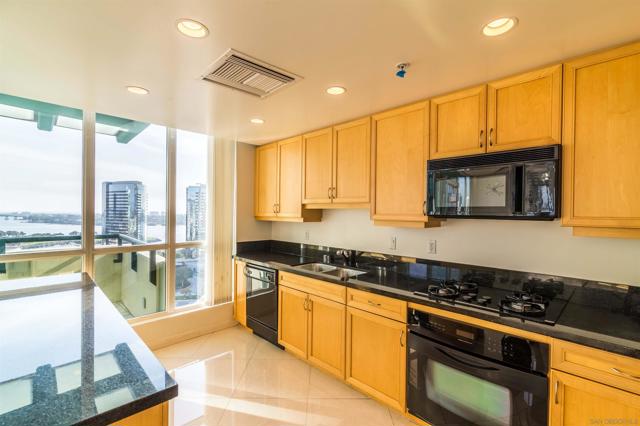 555 Front St, San Diego CA: https://media.crmls.org/mediaz/055688a2-c170-46d9-9c5c-f6c9692d4f55.jpg