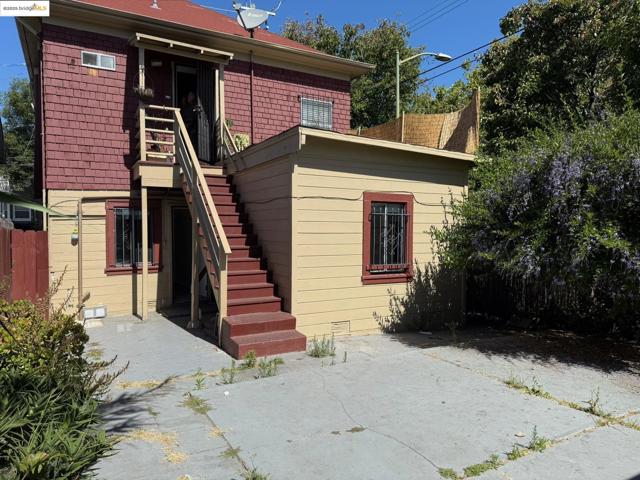 2542 Filbert St, Oakland CA: https://media.crmls.org/mediaz/0556b778-19df-4bfd-9b8d-eab52cdd41a7.jpg