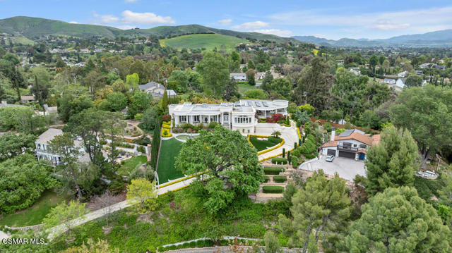932 Rosario Drive, Thousand Oaks CA: https://media.crmls.org/mediaz/05580cca-e29a-4b75-8a4a-b0d2e57f90b5.jpg