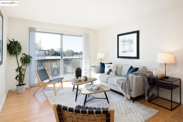 555 Jean St, Oakland CA: https://media.crmls.org/mediaz/05586ec4-eeb6-4119-8253-81498f0492f2.jpg