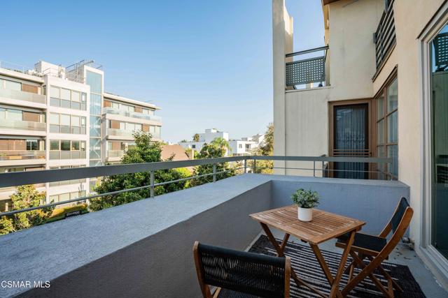 1645 Malcolm Avenue, Los Angeles CA: https://media.crmls.org/mediaz/05587160-9295-4dc7-89c6-850a5ee93062.jpg