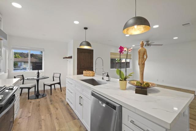 742 Snapdragon Street, Encinitas CA: https://media.crmls.org/mediaz/055aed59-0856-42b4-8d64-460dbddac025.jpg