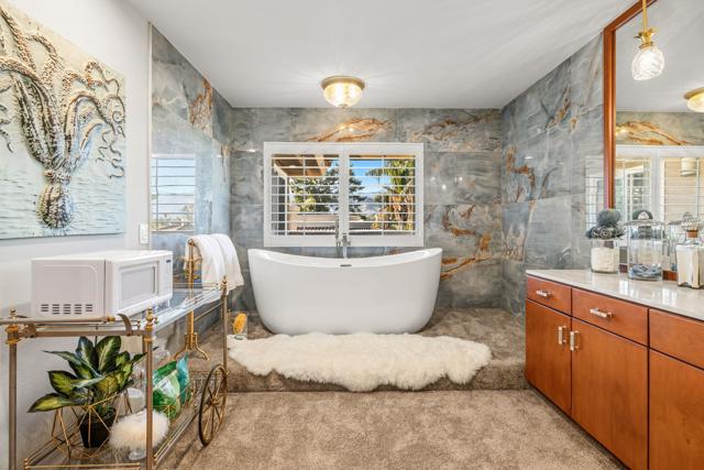 210 Desert Lakes Drive, Rancho Mirage CA: https://media.crmls.org/mediaz/055b8f92-d8f4-4fda-b8d3-74df4c92479a.jpg