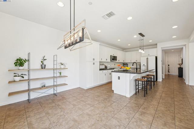 4778 Hawkins St, Antioch CA: https://media.crmls.org/mediaz/055bc512-a915-4076-a76c-0d1d0f366253.jpg