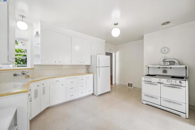 1658 Gouldin Rd, Oakland CA: https://media.crmls.org/mediaz/055c6047-852b-444a-8b5b-86dbf77251c5.jpg