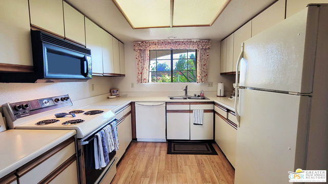 2700 E Mesquite Avenue, Palm Springs CA: https://media.crmls.org/mediaz/055c8f65-5530-490f-b011-3ff243f6793f.jpg