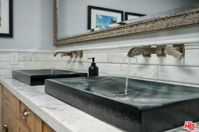 5324 Irvine Avenue, Valley Village CA: https://media.crmls.org/mediaz/055ca196-026c-4e40-8faf-d2eff9f76f04.jpg