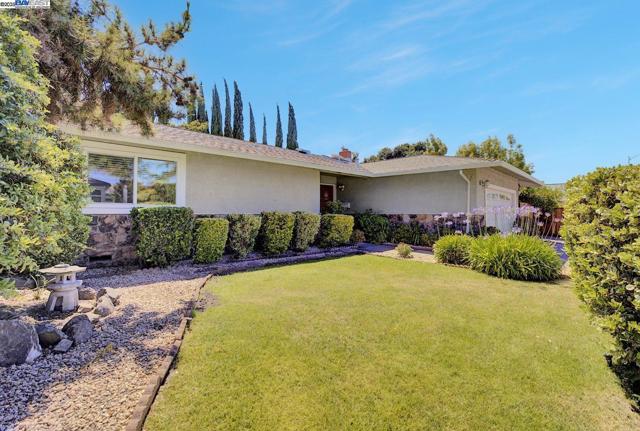 41025 Pajaro Dr, Fremont CA: https://media.crmls.org/mediaz/055cd73d-6c67-40aa-8519-c52ac9c44080.jpg