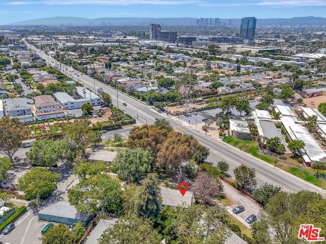 5513 Village, Los Angeles CA: https://media.crmls.org/mediaz/055cdc3c-b340-45ba-868a-106ef912a57b.jpg