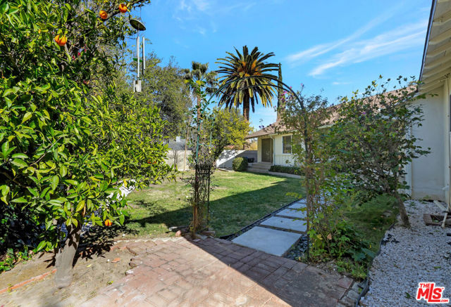 23153 Gonzales Drive, Woodland Hills CA: https://media.crmls.org/mediaz/055dab1a-05c1-4ae7-bcc5-ed16b6f67b9d.jpg