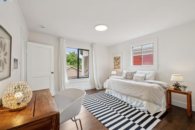 1805 Eagle Ave, Alameda CA: https://media.crmls.org/mediaz/055efa1d-aa67-4edd-9176-c372af98c9ee.jpg