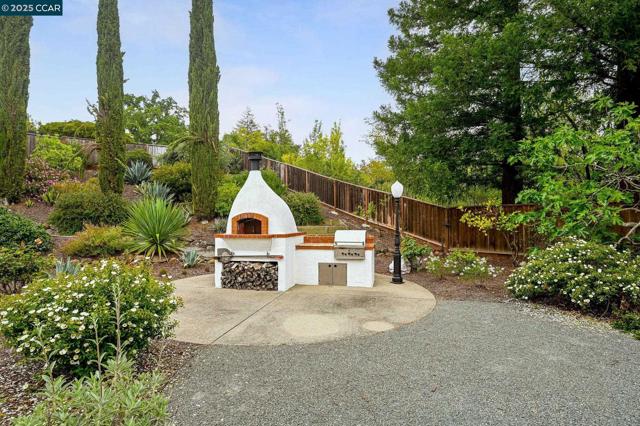 303 Ensley Court, Alamo CA: https://media.crmls.org/mediaz/055f1e88-8b4f-4330-ae17-f91501b9271d.jpg
