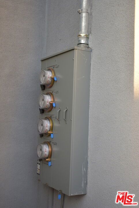 605 W 47th Street, Los Angeles CA: https://media.crmls.org/mediaz/055f7b11-2ebc-4165-94ec-03195eac80e9.jpg