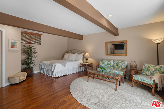 11818 Laurel Hills Road, Studio City CA: https://media.crmls.org/mediaz/055f9e64-ab72-44f2-89e8-ccc287944f16.jpg