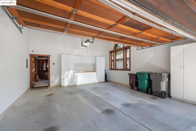 6890 Charing Cross Road, Berkeley CA: https://media.crmls.org/mediaz/055fa643-385d-4ddb-97a9-d2e76b5b7754.jpg